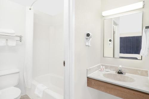 米德尔敦米德尔顿速8酒店的白色的浴室设有水槽和镜子
