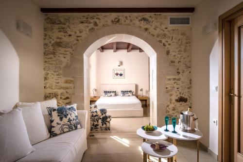 罗希姆诺威尼托精品酒店的客厅配有白色的沙发和床。