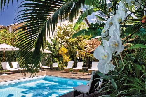 帕拉蒂杜欧鲁旅馆的一座花团锦簇的游泳池