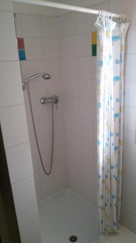 比比翁Condominio Mariella的浴室内配有淋浴帘。