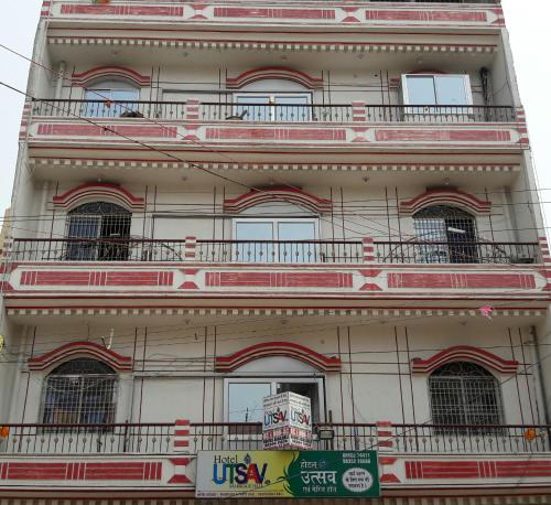 加雅Hotel Utsav & Marriage Hall的一座高大的建筑,旁边设有阳台