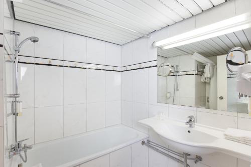 马尔蒙大拿马尔公园酒店的白色的浴室设有水槽和浴缸。