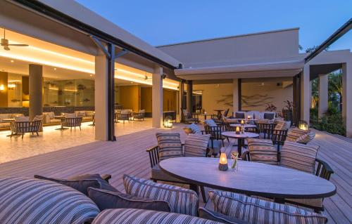 The ShellSea Krabi I Luxury Beach Front Resort & Pool Villa餐厅或其他用餐的地方