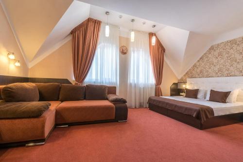 基辅Kiev 365 Park Hotel的客厅配有沙发和1张床
