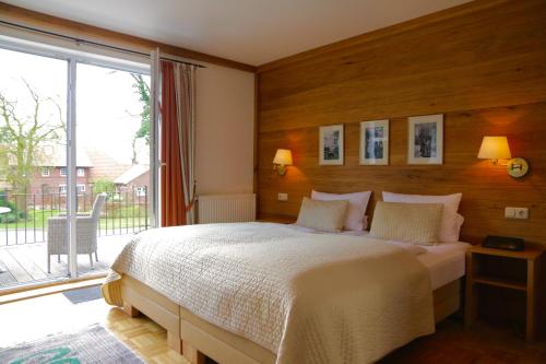 弗里索伊特瓦戈斯霍夫舒宁酒店的一间卧室设有一张床和一个大窗户