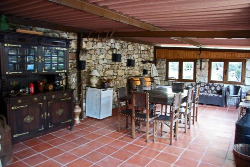科尔武河畔米兰达赛特昆塔斯农家乐的厨房配有桌椅和石墙