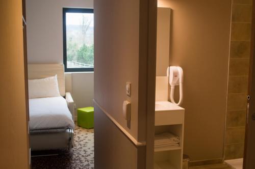 洛特河畔的维伦纽夫维伦纽夫宜必思尚品酒店的小房间设有床和窗户