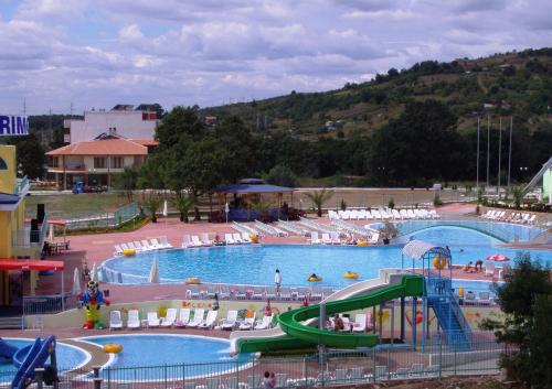 普里莫尔斯科Arkadia Guest House的一个带滑梯水上公园的大型游泳池