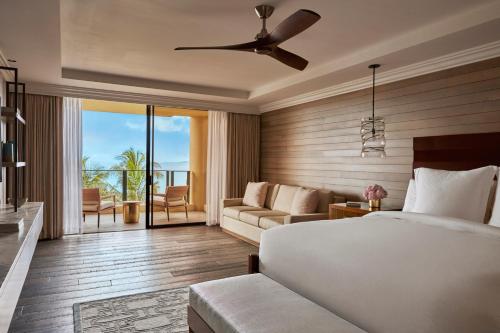 维雷亚茂宜岛维雷亚四季酒店的一间卧室设有一张床和一间客厅。