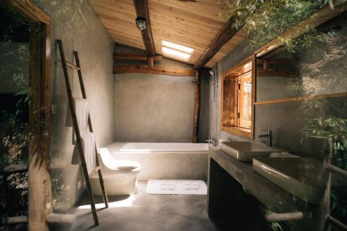 莫干山唯乐山居精品酒店的一间浴室