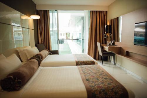 卢穆特斯费拉酒店的酒店客房配有两张床和一张书桌