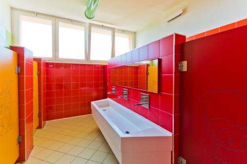 拉齐塞丽都露营地的红色的浴室设有浴缸和水槽