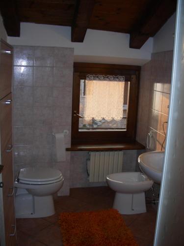 圣奇诺·迪·蒙塔尼亚Casa Nadia的一间带卫生间、水槽和窗户的浴室