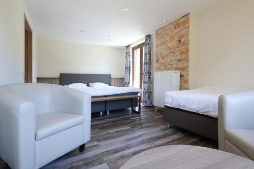 斯塔沃洛沃德拉喀斯特酒店的一间设有两张床和椅子的房间