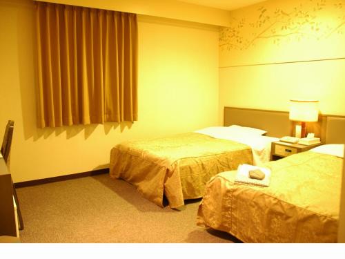 函馆赫特旅馆酒店的酒店客房设有两张床和窗户。