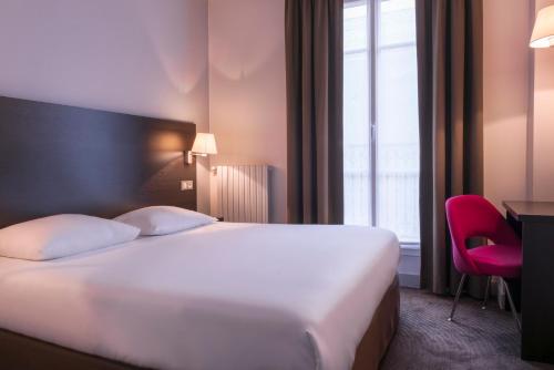 巴黎作家酒店的酒店客房,配有一张床和一张红色椅子