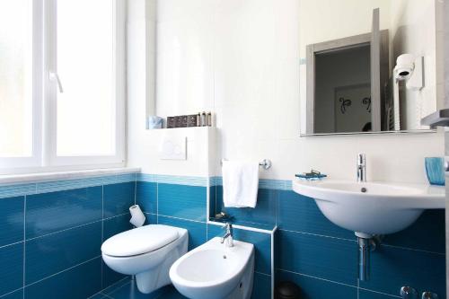 蒙特罗索阿尔马雷洛萨德温蒂酒店的蓝色和白色的浴室设有水槽和卫生间