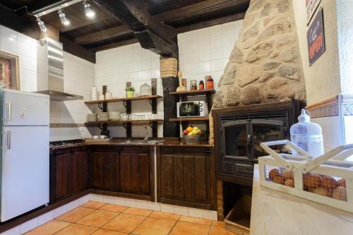 帕萨若Natural&Mente El Tomillar的一个大厨房,带有大石墙