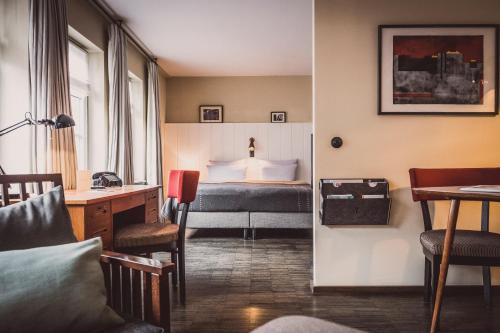 汉堡汉堡市中心亨利酒店的配有一张床和一张书桌的酒店客房