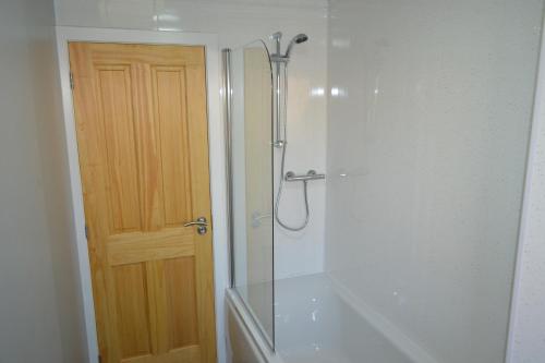 威克Wick Apartment的带淋浴的浴室和玻璃门