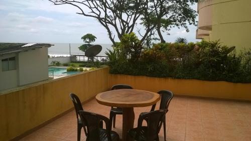 通苏帕Departamento Torresol Tropical的海景阳台上的桌椅