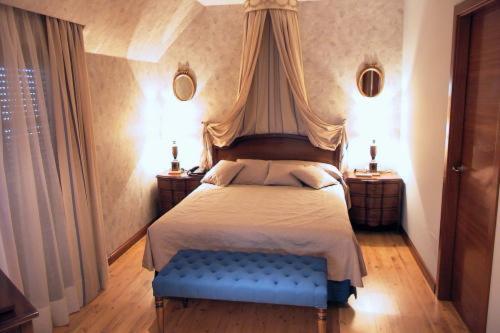 贝纳文特圣地亚哥酒店的一间卧室配有一张蓝色长椅床