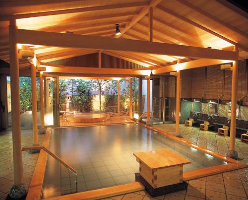 加贺叶渡莉日式旅馆的亭子中间的游泳池,带桌子