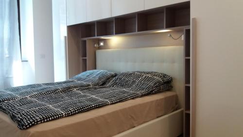 米兰尼斯拉匝罗尼生活公寓的客房内的一张床位