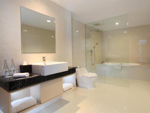 马卡萨望加锡瑞士贝尔酒店国际的一间带水槽、卫生间和淋浴的浴室