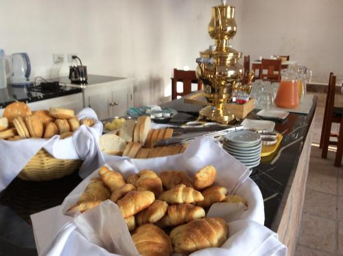 卡法亚特拉拉玛达宾馆的一张桌子上面有很多不同类型的面包