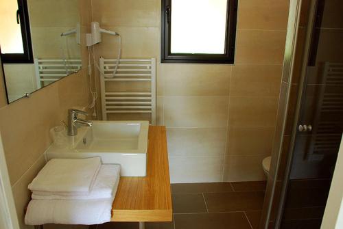 加莱里亚阿里弗酒店的一间带水槽和镜子的浴室
