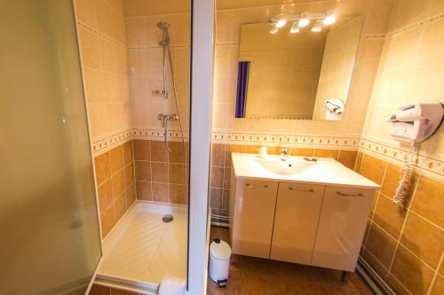 梅吕埃法国大酒店的带淋浴、盥洗盆和镜子的浴室