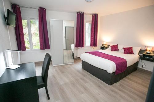 梅吕埃法国大酒店的一间卧室配有一张大床、红色窗帘和书桌
