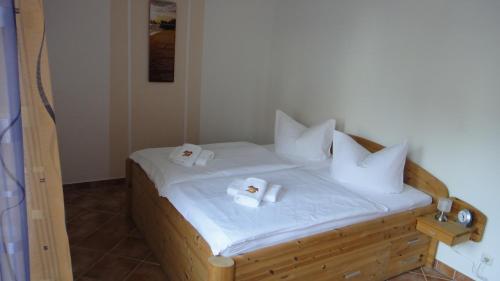 因塞尔波埃尔Kumm Wedder的一间卧室配有一张带毛巾的木床