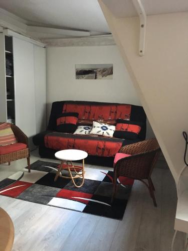 巴黎舒适度假公寓的客厅配有沙发和桌子