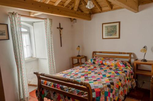 英雄港奎尼塔德艾斯普瑞德桑托酒店的卧室配有一张床,墙上有十字架