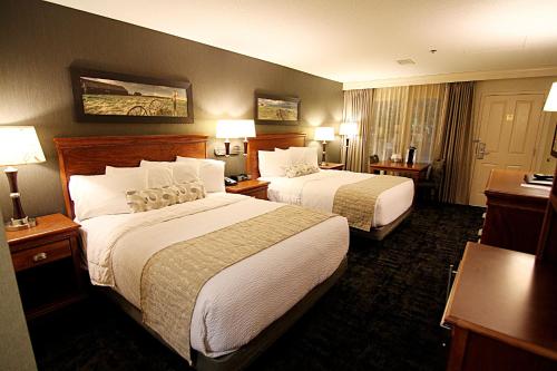格兰福克福克斯科盟大酒店的酒店客房设有两张床和两盏灯。