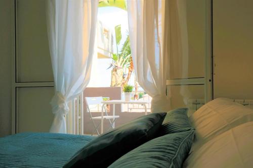 阿茨特雷扎Villa Alba的一间卧室配有床和带窗帘的窗户