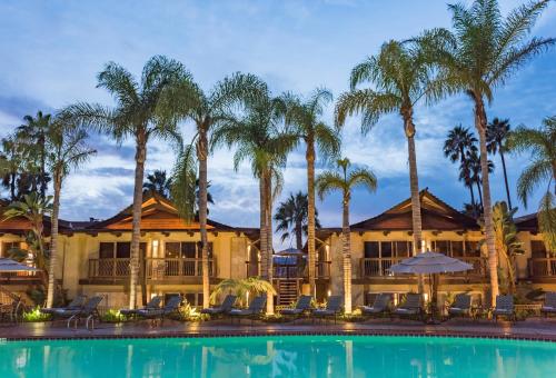 圣地亚哥汉弗莱半月旅馆的一个带游泳池和棕榈树的度假村