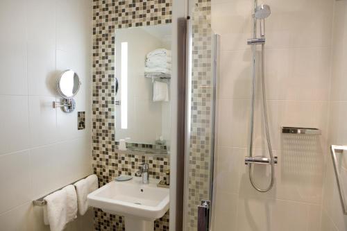 斯坦利海滨精品酒店的一间带水槽和淋浴的浴室
