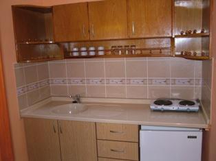 库萨达斯古尔泰佩公寓酒店的厨房配有水槽和炉灶