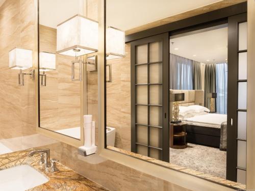 塔尔图V温泉会议酒店的一间带水槽和镜子的浴室