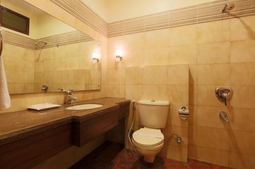 古瓦哈提千禧酒店的一间带卫生间和水槽的浴室