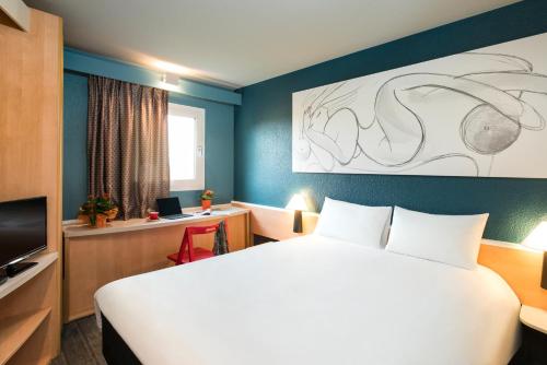 安提布索菲亚-安提波利斯宜必思酒店客房内的一张或多张床位