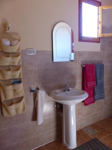 努韦巴Think Love on Red Sea的一间带水槽和镜子的浴室