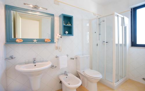 托雷坎内德尔莱万特酒店的一间带水槽、卫生间和淋浴的浴室
