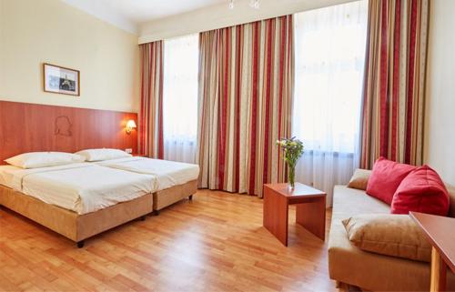 维也纳莫扎特酒店的酒店客房,配有床和沙发