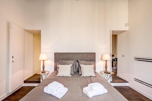 罗马Piazza Farnese exclusive view 2 bedroom en suite的大卧室配有一张大床和两盏灯