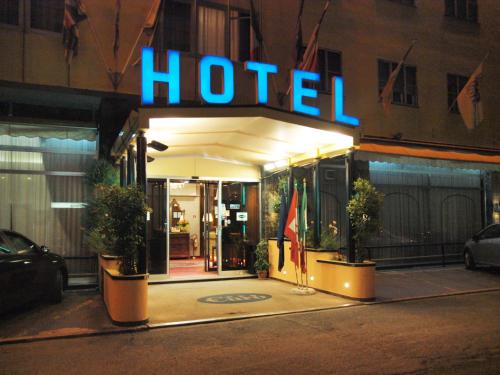 皮亚琴察欧洲酒店的一家在晚上在前面有标志的酒店