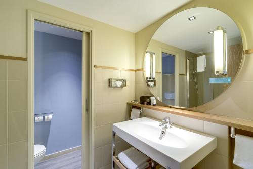 巴黎奥利朗吉斯机场美居酒店的一间浴室